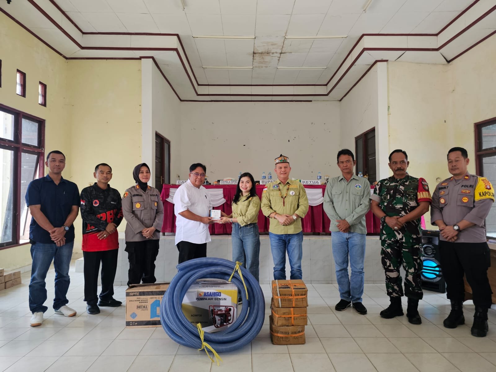 PT Agro Lestari Sentosa Serahkan Bantuan Alat Pemadam Kebakaran untuk Dukung Penanganan Karhutla di Gunung Mas